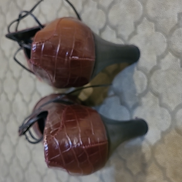 Burgundy & Black Worthington heels - Picture 2 of 3